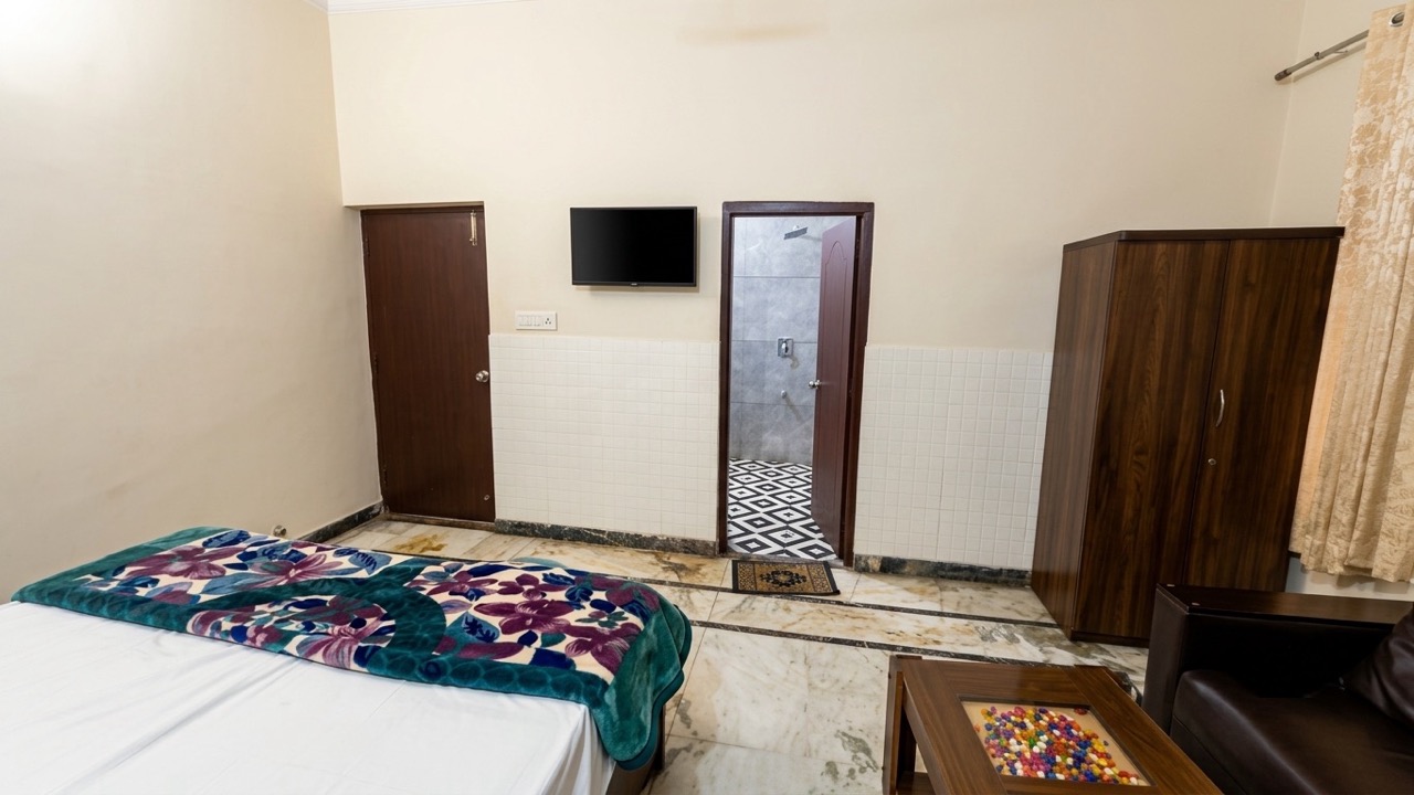 Deluxe Couple Room 106