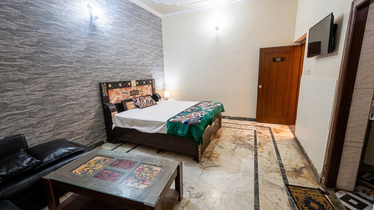 Deluxe Couple Room 106
