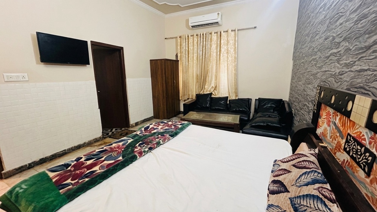 Deluxe Couple Room 106